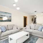Modern And Spacious Apartment, Apartmán *
