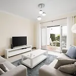 Modern And Spacious Apartment, Apartmán