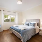 Modern And Spacious Apartment, Apartmán
