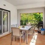 Modern And Spacious Apartment, アパート *